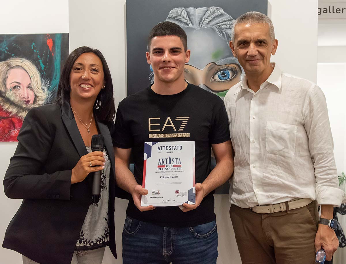 L'artista contemporaneo Filippo Circelli con Nino Argentati (presidente di PitturiAmo) e Anna Soricaro (critico, perito e curatrice d’arte) in occasione del Premio Artista del Regno Unito - Top Selection London 2025, organizzato dall’associazione culturale PitturiAmo.