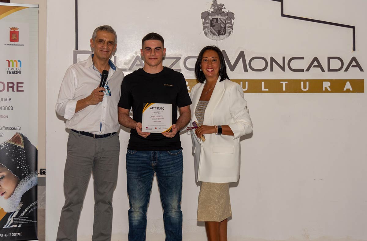 L'artista contemporaneo Filippo Circelli con Nino Argentati (presidente di PitturiAmo) e Anna Soricaro (critico, perito e curatrice d’arte) in occasione dell'esposizione "Metafore" avvenuta a Caltanissetta, Sicilia presso il palazzo Moncada